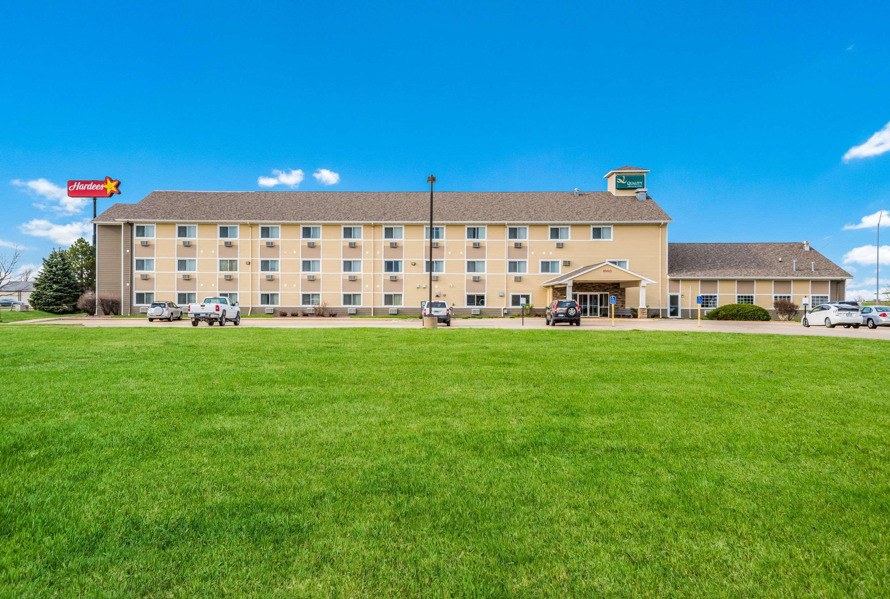 Quality Inn & Suites Eldridge Davenport North Esterno foto