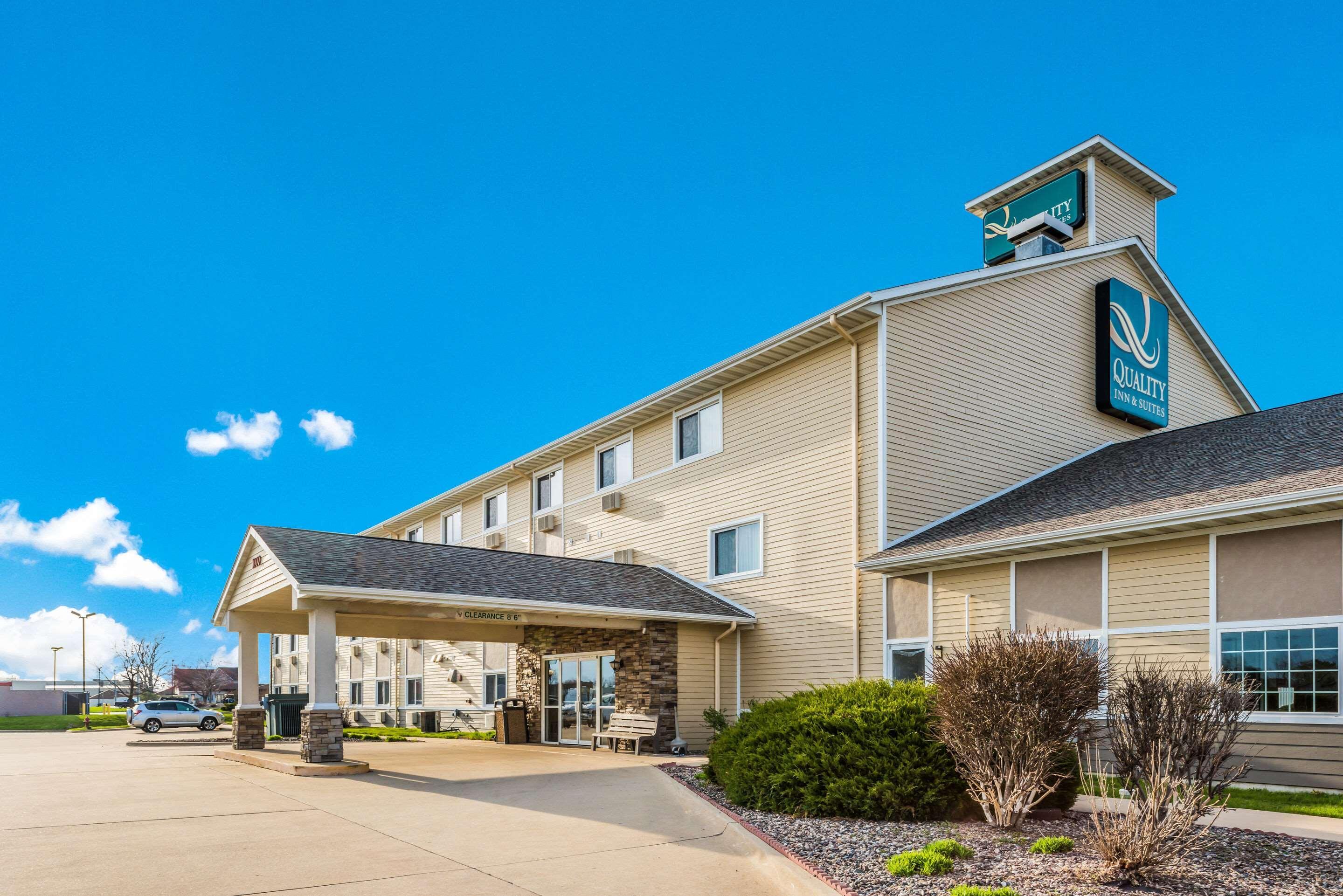 Quality Inn & Suites Eldridge Davenport North Esterno foto