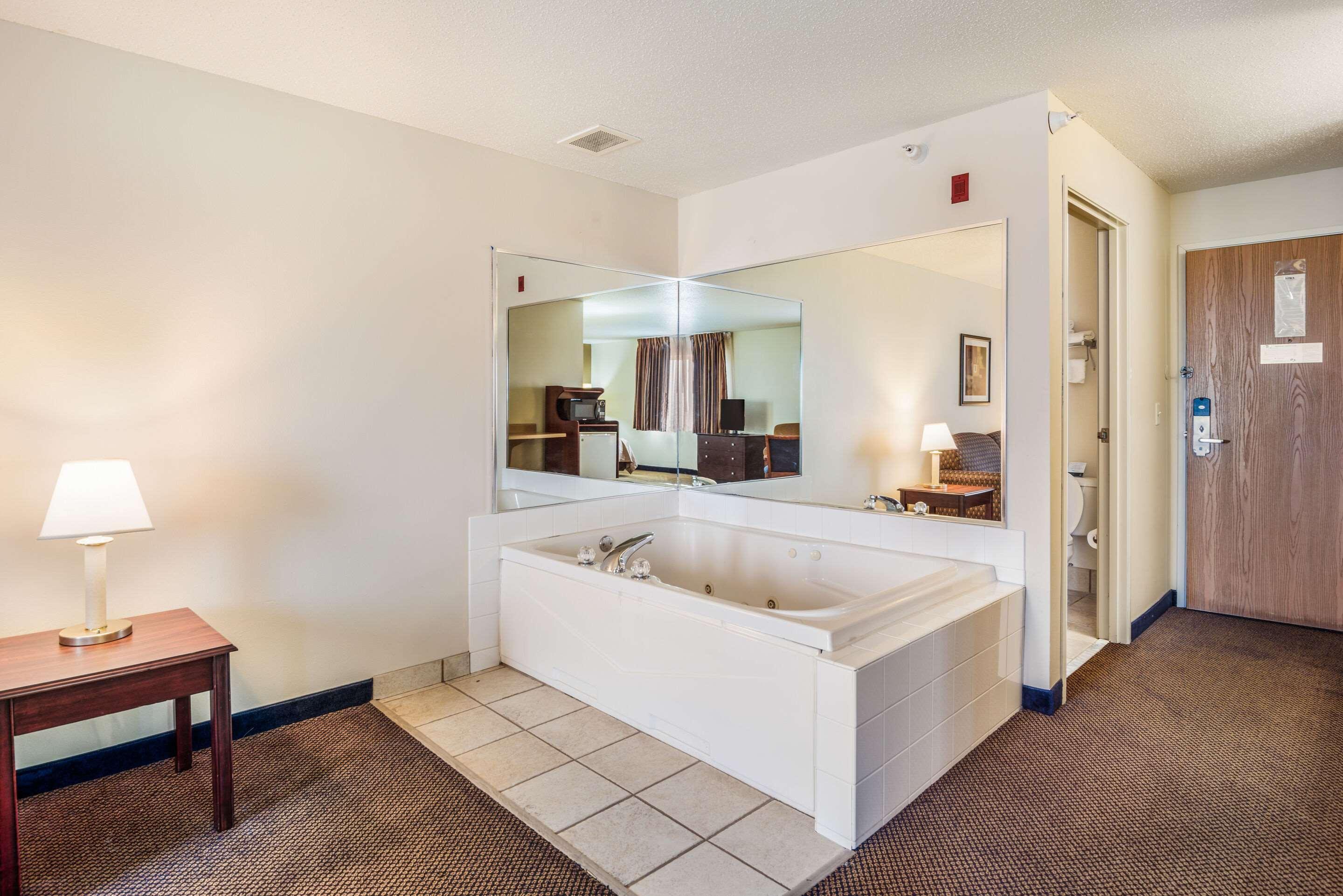 Quality Inn & Suites Eldridge Davenport North Esterno foto