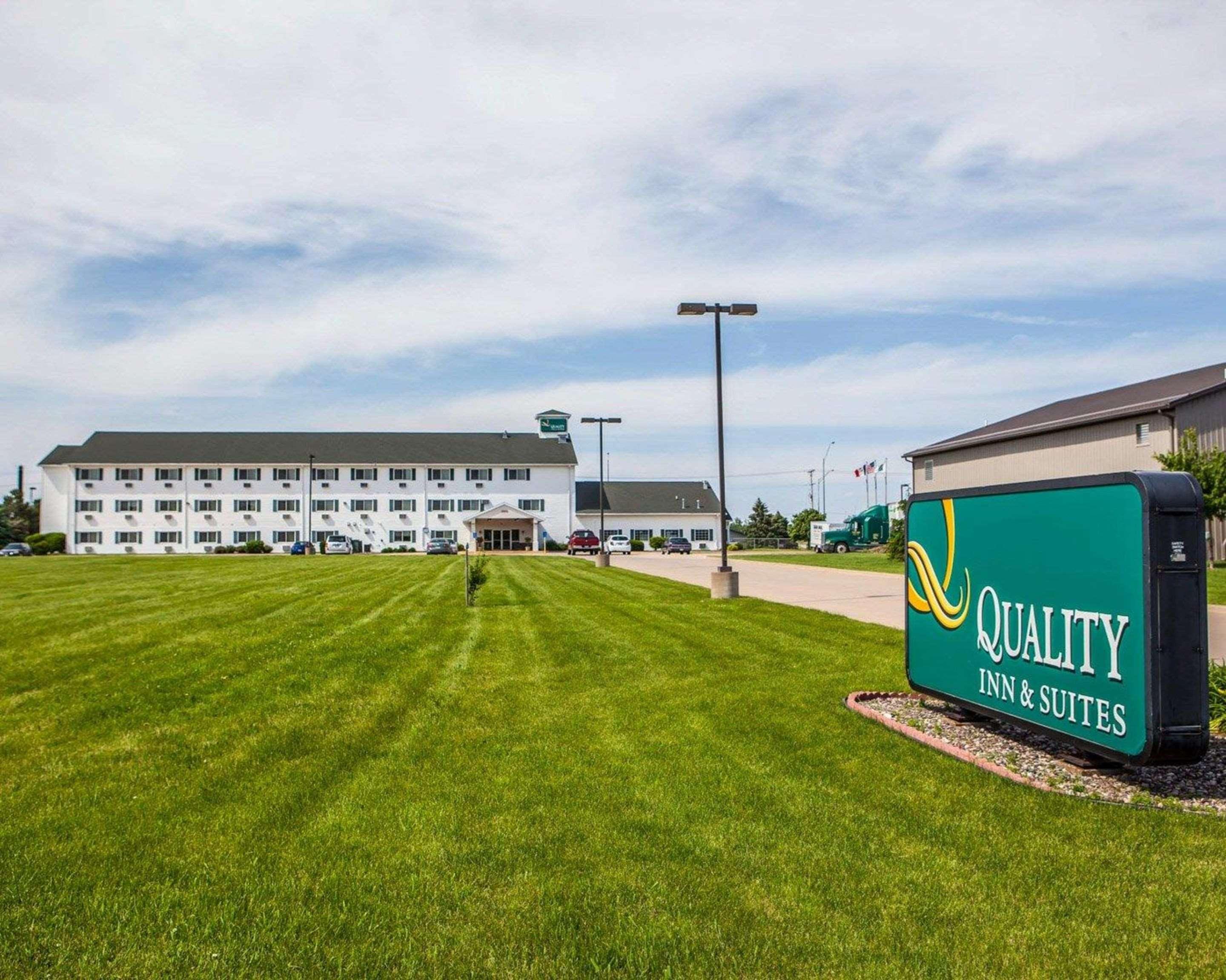 Quality Inn & Suites Eldridge Davenport North Esterno foto