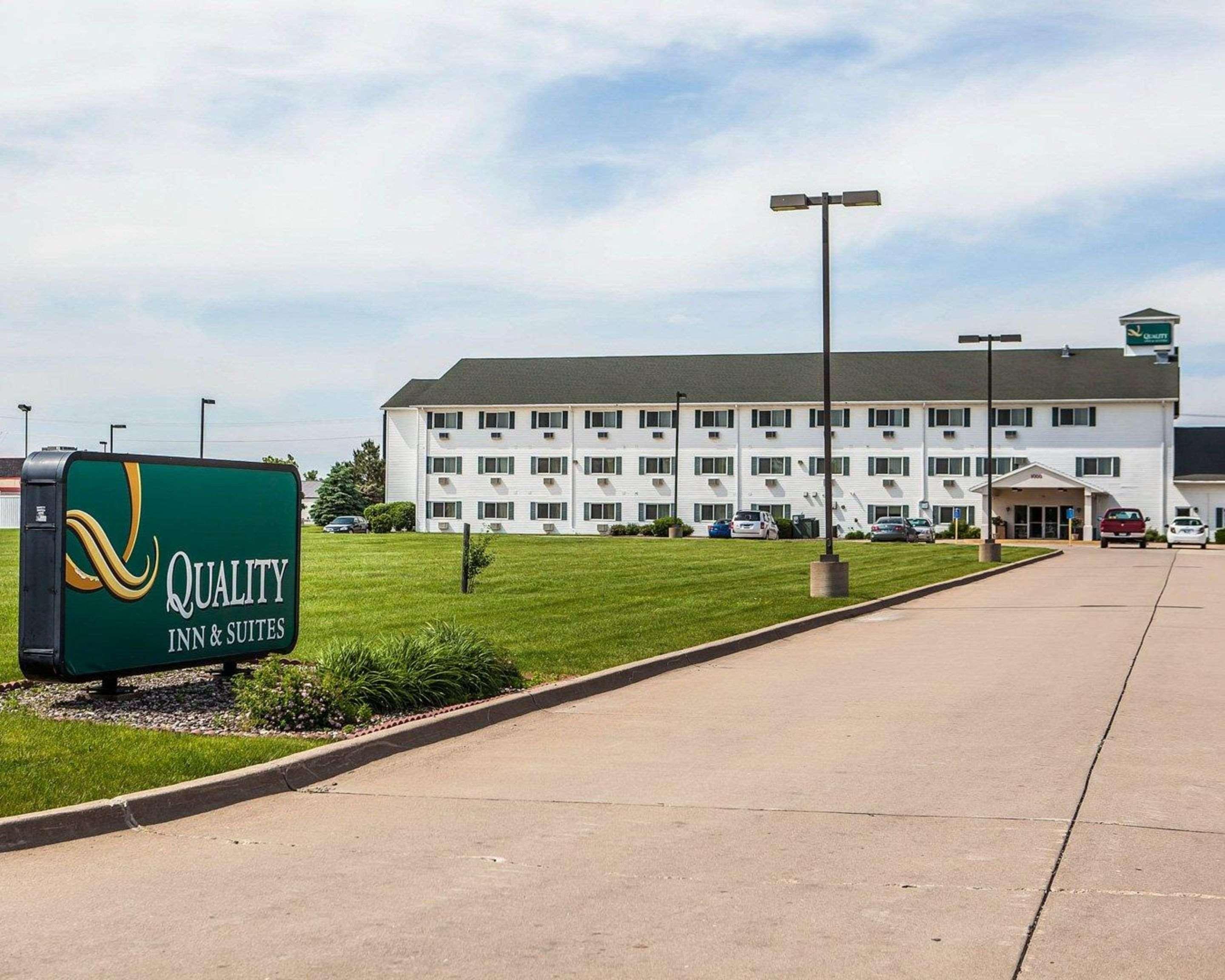 Quality Inn & Suites Eldridge Davenport North Esterno foto